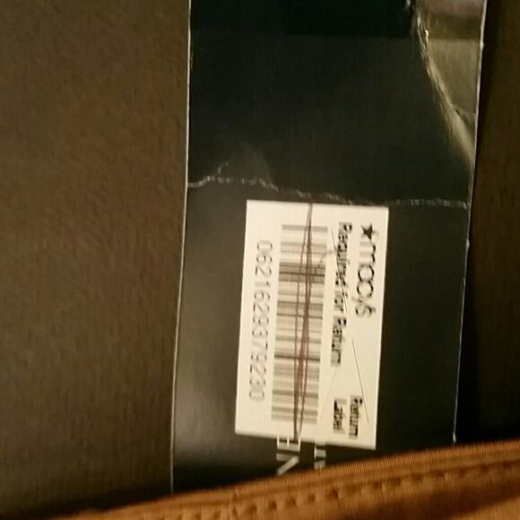 NWT. Jones New York Gold Pants. 6P - Picture 2 of 5